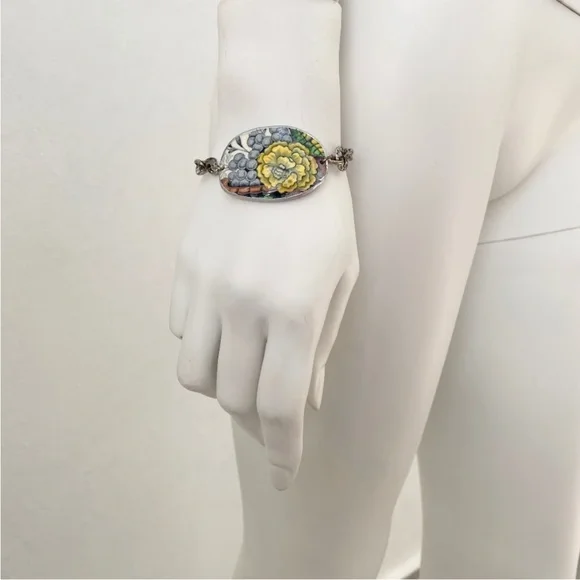 Handmade Repurposed
China Bracelet with silver chain - Picture 2 of 3